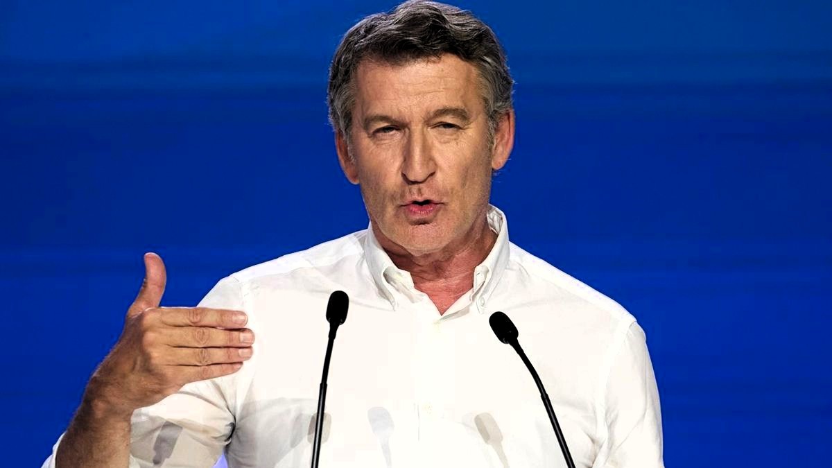 Feijóo apuesta por el centro y presenta su "manual de decencia" con aviso a Sánchez y al PSOE: "¡Los vamos a arrasar!"