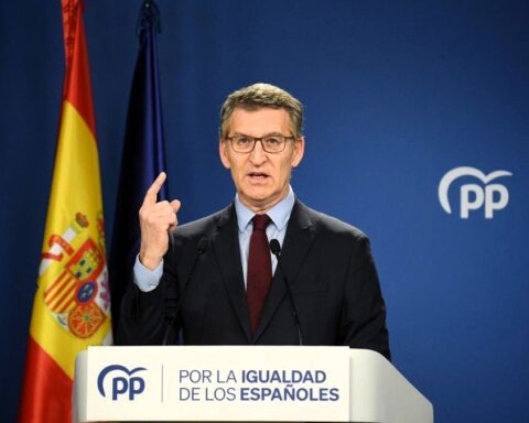Feijóo acusa a Sánchez de "abandonar" a las mujeres, "tapar abusos" y "convivir con prostíbulos"