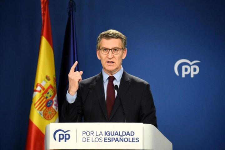 Feijóo acusa a Sánchez de "abandonar" a las mujeres, "tapar abusos" y "convivir con prostíbulos"