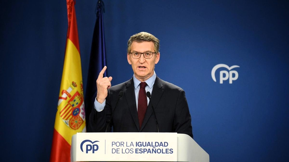 Feijóo acusa a Sánchez de "abandonar" a las mujeres, "tapar abusos" y "convivir con prostíbulos"