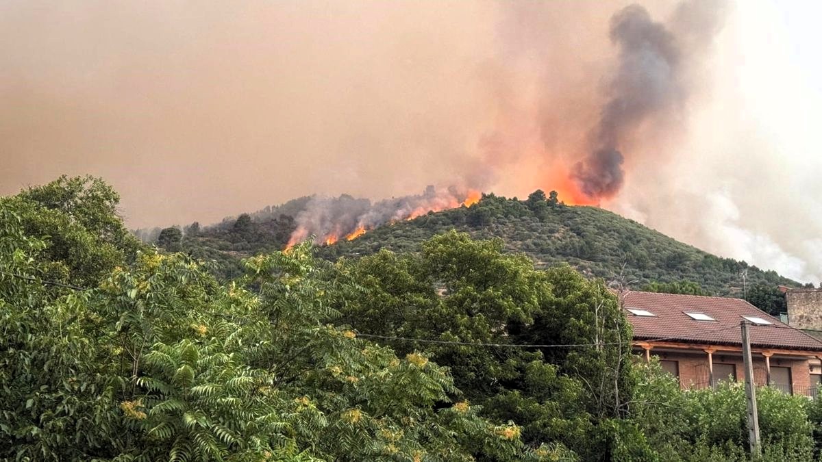 Incendios sin control devoran parajes naturales en Ávila y Cáceres y mantienen en vilo a miles de personas