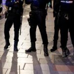 Deja a su hijo en el coche de madrugada y se va de fiesta por Lavapiés