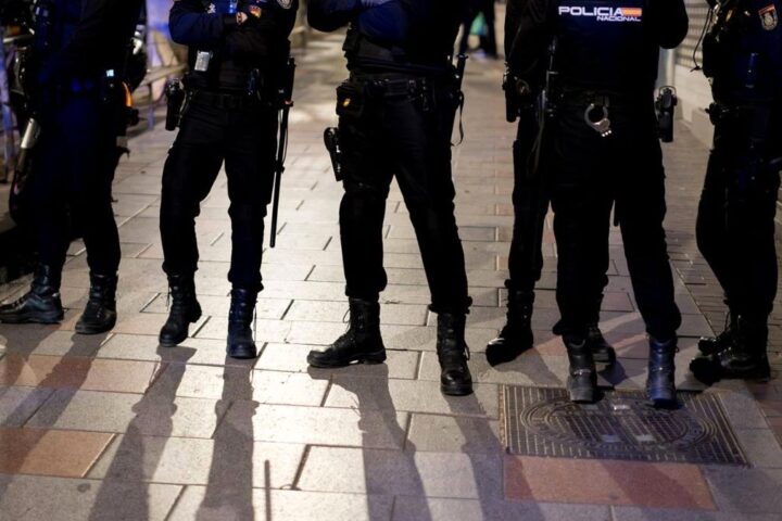 Deja a su hijo en el coche de madrugada y se va de fiesta por Lavapiés