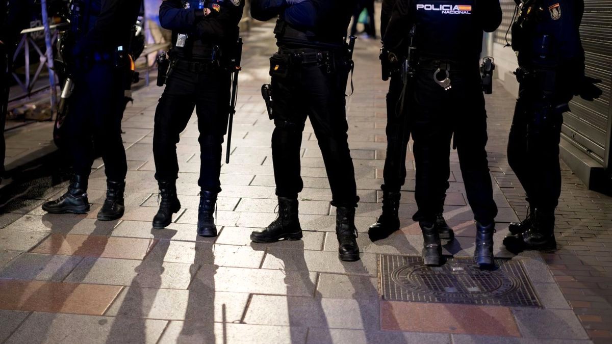 Deja a su hijo en el coche de madrugada y se va de fiesta por Lavapiés