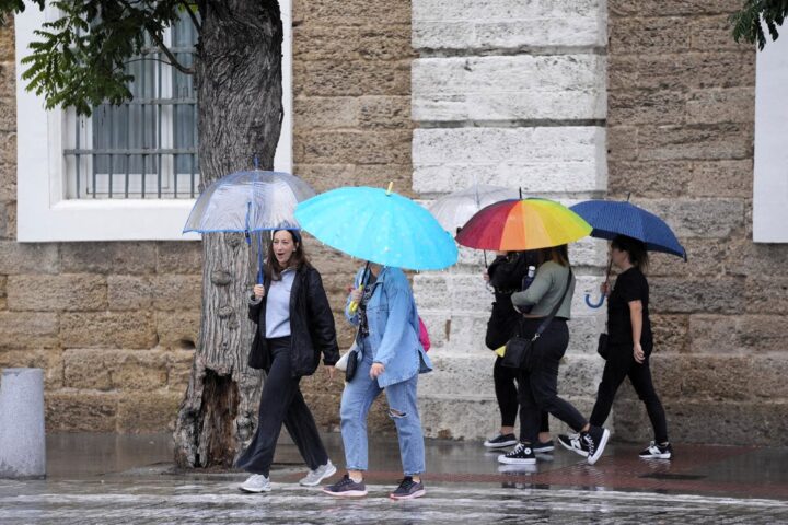 Un total de 25 provincias están en aviso por lluvias y tormentas, ocho de ellas en nivel naranja