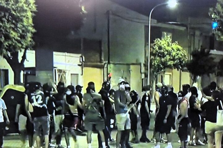 Los controles impiden el acceso de ultras a Torre Pacheco para evitar que la locura racista se apodere de la población