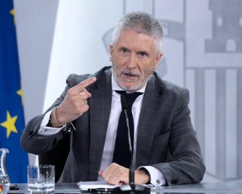 Marlaska, que se fue a la final de Wimbledon en plena escalada de la violencia en Torre Pacheco, culpa a Vox de los incidentes