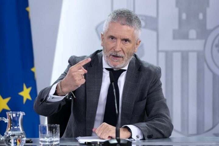 Marlaska, que se fue a la final de Wimbledon en plena escalada de la violencia en Torre Pacheco, culpa a Vox de los incidentes