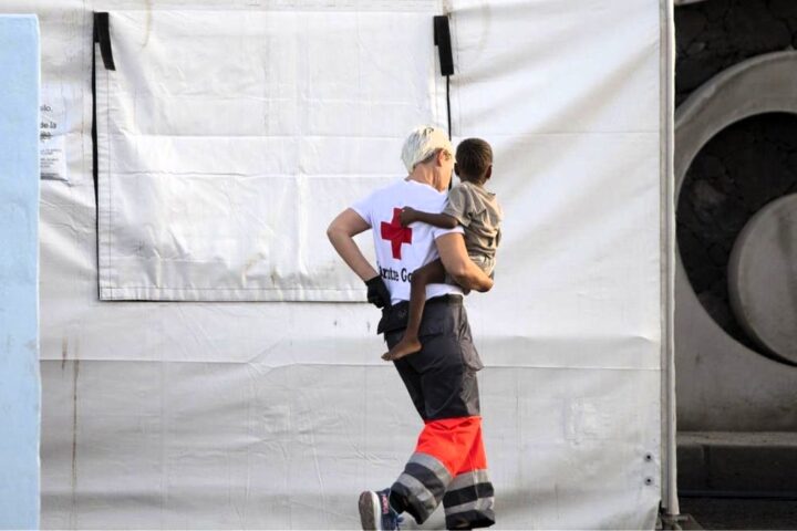 El Gobierno deja fuera a Cataluña y Euskadi del reparto de menores migrantes