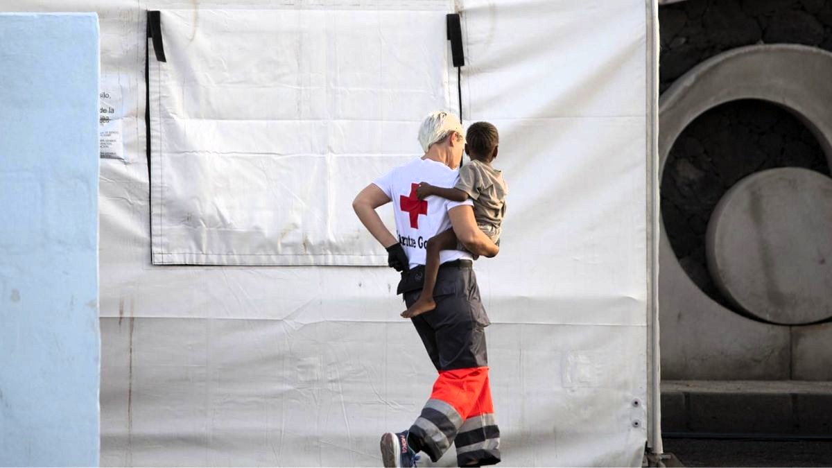 El Gobierno deja fuera a Cataluña y Euskadi del reparto de menores migrantes
