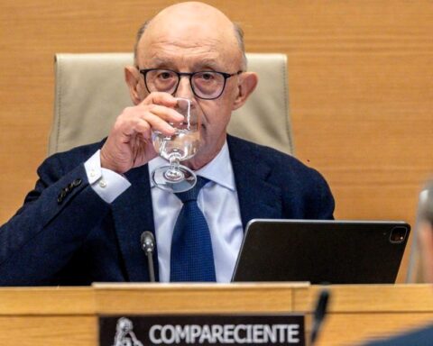 El juez del 'caso Montoro' pide a Hacienda analizar movimientos bancarios que revelan abonos de 673.500 euros de empresas