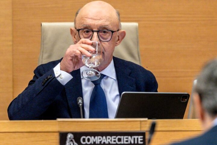 El juez del 'caso Montoro' pide a Hacienda analizar movimientos bancarios que revelan abonos de 673.500 euros de empresas