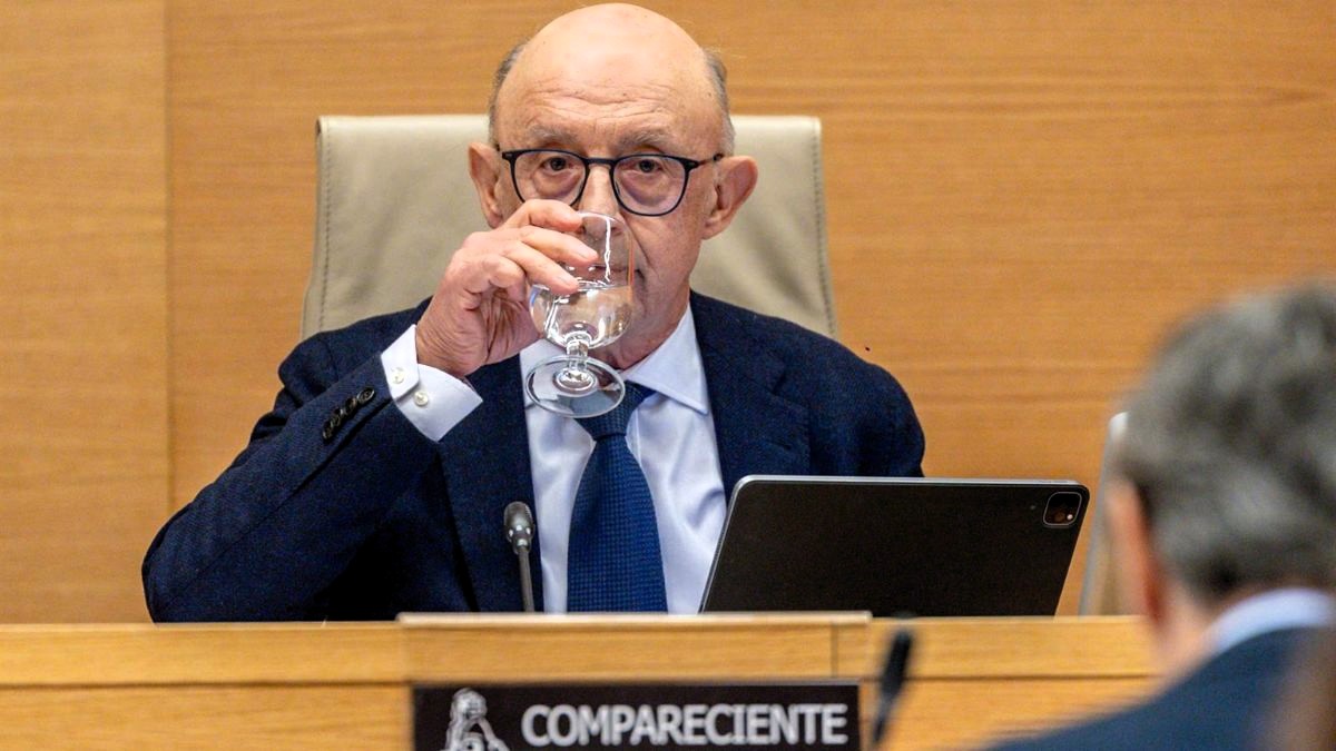 El juez del 'caso Montoro' pide a Hacienda analizar movimientos bancarios que revelan abonos de 673.500 euros de empresas