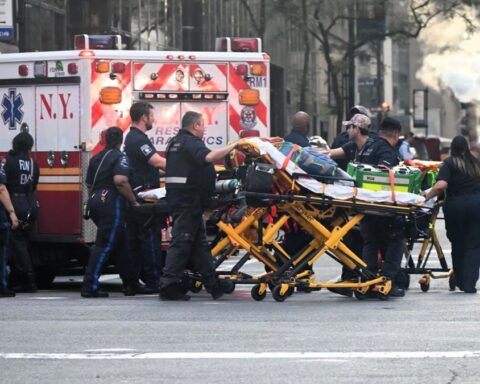Mata a cinco personas, incluido un policía, en un rascacielos de Nueva York y se suicida
