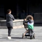 PSOE y Sumar acuerdan ampliar el permiso por nacimiento a 17 semanas y retribuir parte del de cuidado de menor