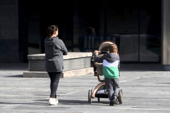 PSOE y Sumar acuerdan ampliar el permiso por nacimiento a 17 semanas y retribuir parte del de cuidado de menor