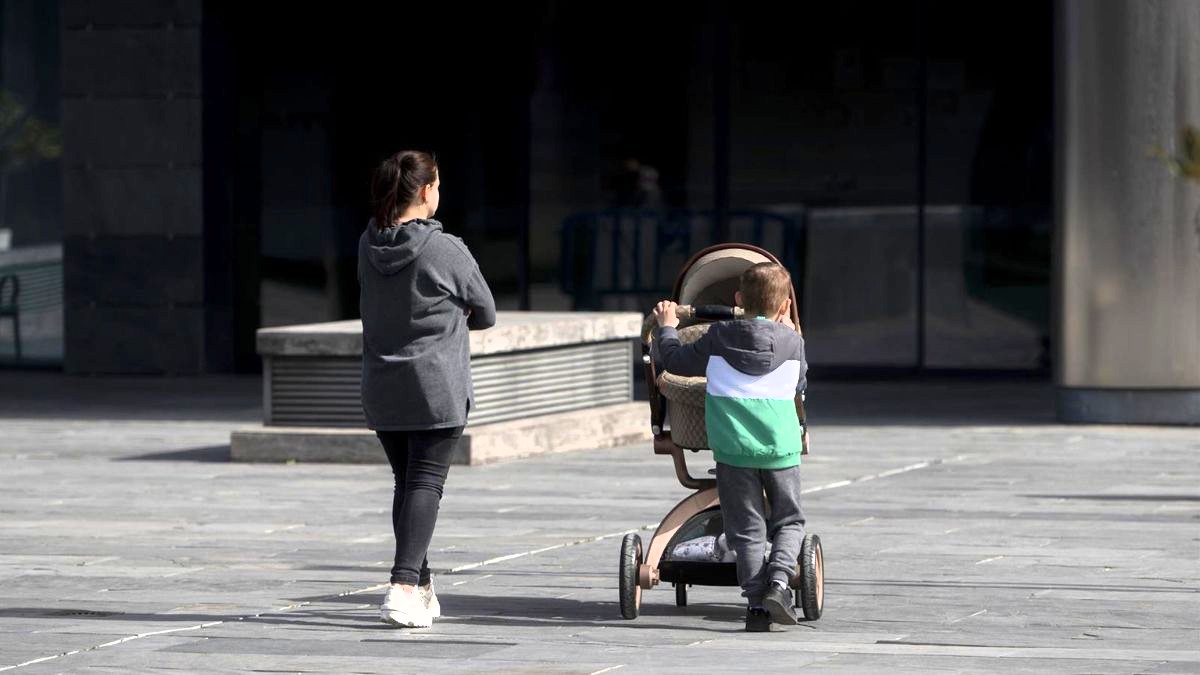 PSOE y Sumar acuerdan ampliar el permiso por nacimiento a 17 semanas y retribuir parte del de cuidado de menor