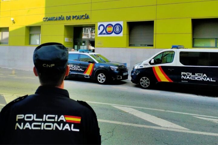 Organizaciones y colectivos de inmigrantes denuncian que haya que pagar hasta 500 euros para obtener una cita con la policía