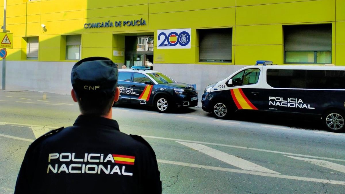 Organizaciones y colectivos de inmigrantes denuncian que haya que pagar hasta 500 euros para obtener una cita con la policía