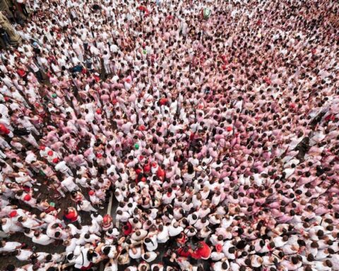 Chupinazo multitudinario para arrancar los Sanfermines