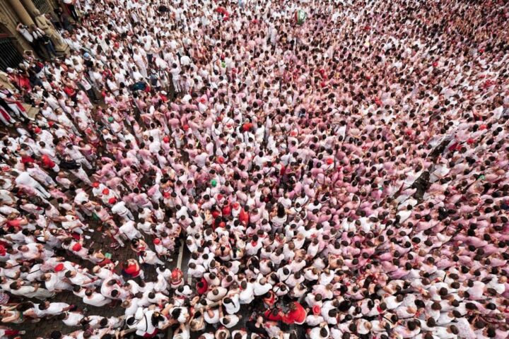 Chupinazo multitudinario para arrancar los Sanfermines