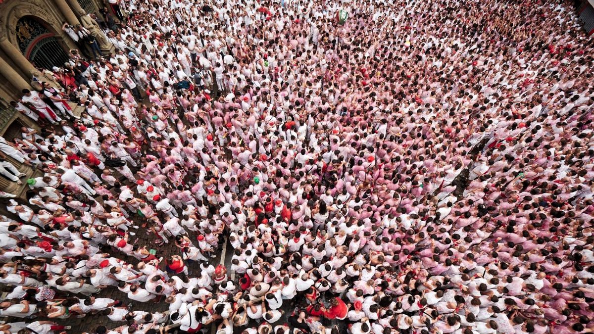 Chupinazo multitudinario para arrancar los Sanfermines