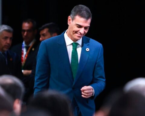 Sánchez ignora la tormenta y confirma su intención de seguir hasta 2027 pese a entrar en la cárcel su corrupta mano derecha