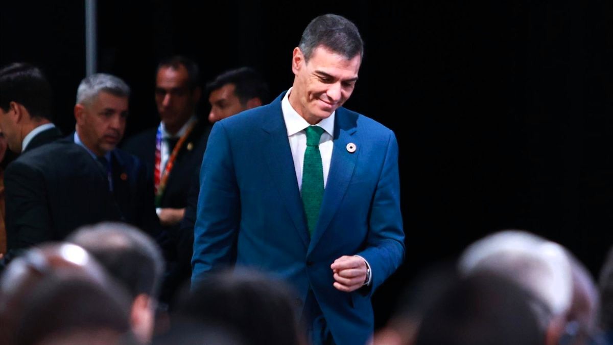 Sánchez ignora la tormenta y confirma su intención de seguir hasta 2027 pese a entrar en la cárcel su corrupta mano derecha