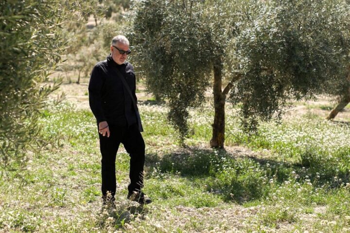 El famoso fotógrafo Spencer Tunick busca personas que se desnuden en Granada para una obra artística