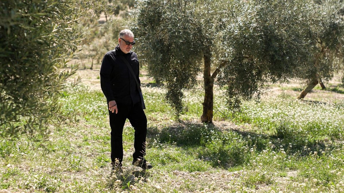 El famoso fotógrafo Spencer Tunick busca personas que se desnuden en Granada para una obra artística
