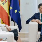 El presidente del Gobierno, Pedro Sánchez, y la vicepresidenta segunda y ministra de Trabajo y Economía Social, Yolanda Díaz, durante una reunión, en el Palacio de la Moncloa