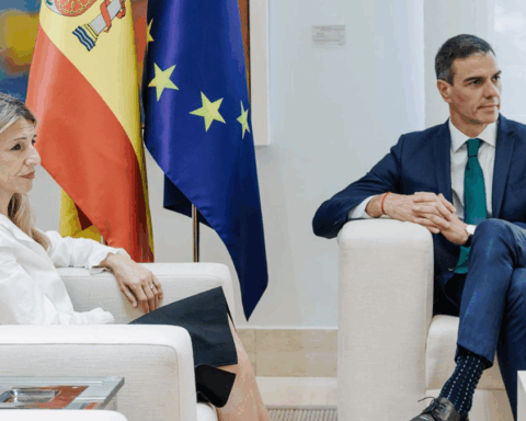 El presidente del Gobierno, Pedro Sánchez, y la vicepresidenta segunda y ministra de Trabajo y Economía Social, Yolanda Díaz, durante una reunión, en el Palacio de la Moncloa