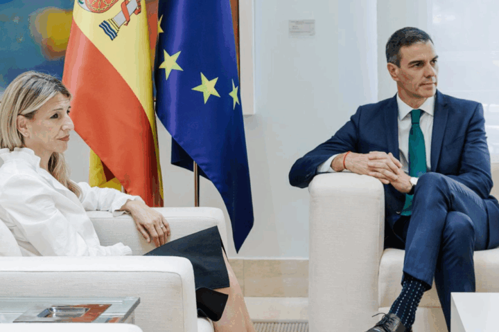 El presidente del Gobierno, Pedro Sánchez, y la vicepresidenta segunda y ministra de Trabajo y Economía Social, Yolanda Díaz, durante una reunión, en el Palacio de la Moncloa
