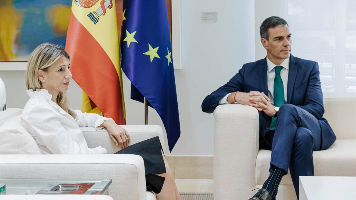 El presidente del Gobierno, Pedro Sánchez, y la vicepresidenta segunda y ministra de Trabajo y Economía Social, Yolanda Díaz, durante una reunión, en el Palacio de la Moncloa