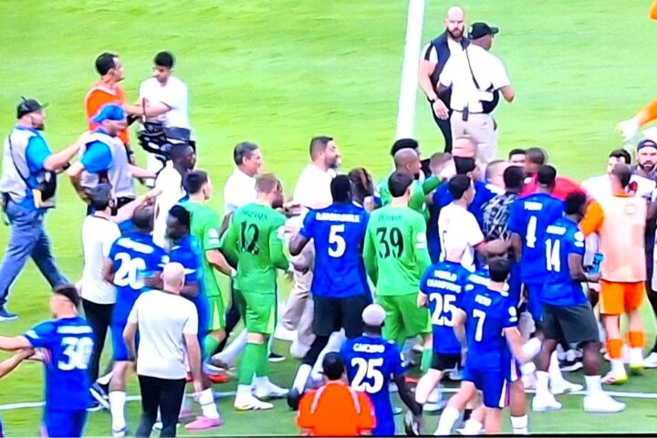 El entrenador del PSG Luis Enrique agrede a un jugador del Chelsea tras perder el Mundial de Clubes (0-3)