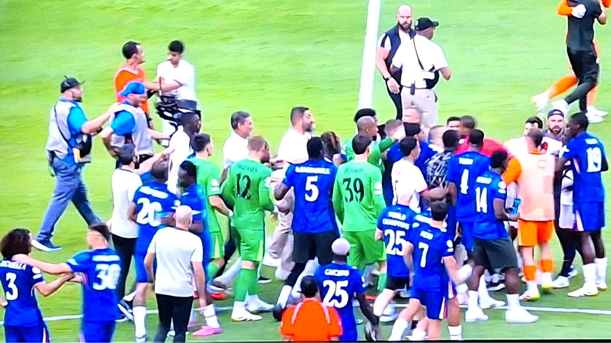 El entrenador del PSG Luis Enrique agrede a un jugador del Chelsea tras perder el Mundial de Clubes (0-3)