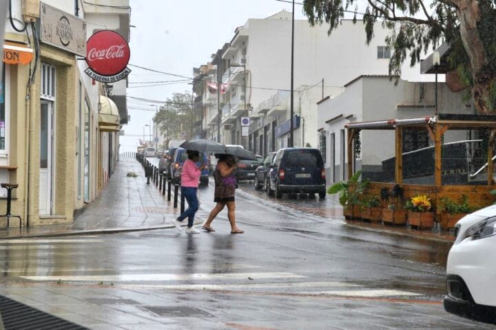 Calor, lluvia, tormentas, viento y oleaje activan hoy los avisos en trece provincias