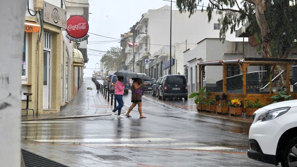 Calor, lluvia, tormentas, viento y oleaje activan hoy los avisos en trece provincias