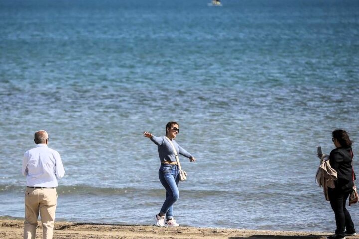 Las temperaturas altas descienden el lunes en la mitad norte y persisten las alertas por calor, lluvia y tormentas en el resto del país