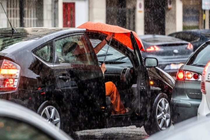 Lluvias, tormentas y oleaje activan este viernes los avisos en diez provincias