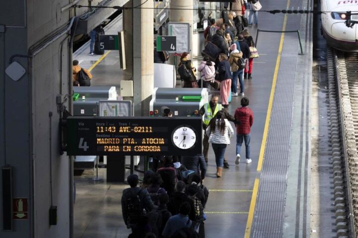 Decenas de servicios registran importantes retrasos por una avería que dificulta el control del tráfico ferroviario y afecta a miles de viajeros