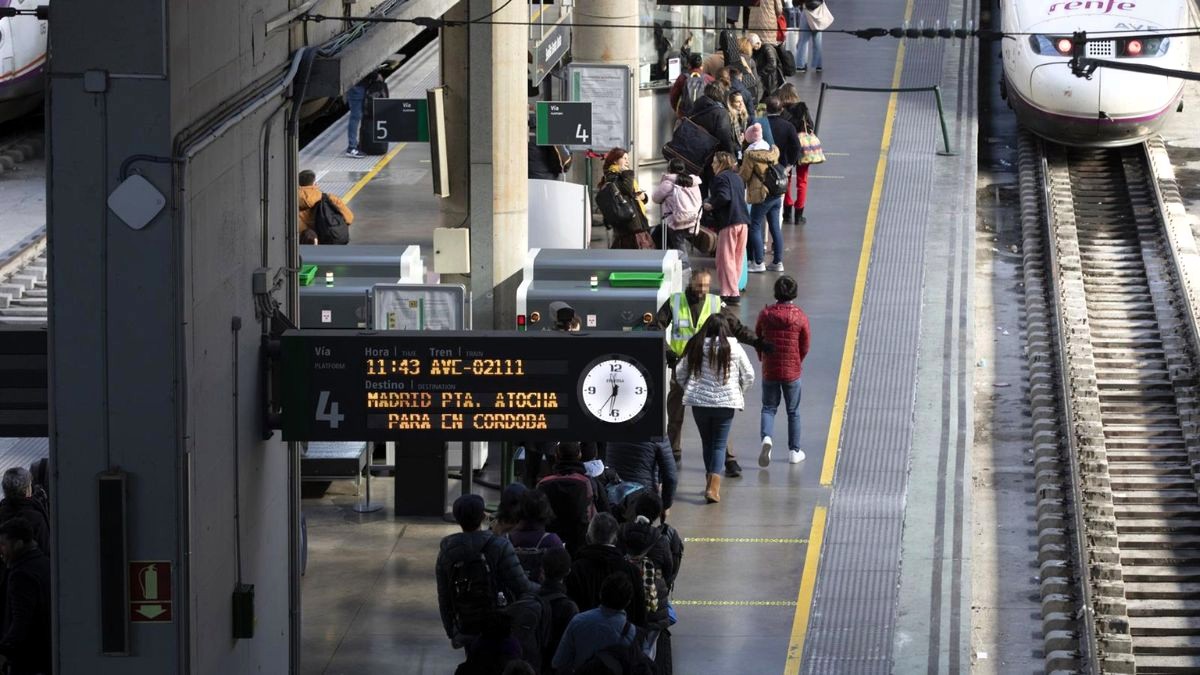 Decenas de servicios registran importantes retrasos por una avería que dificulta el control del tráfico ferroviario y afecta a miles de viajeros
