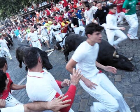 Veloz y peligroso penúltimo encierro con tres heridos corneados por los toros