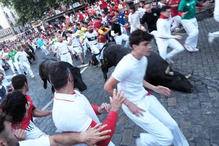 Veloz y peligroso penúltimo encierro con tres heridos corneados por los toros