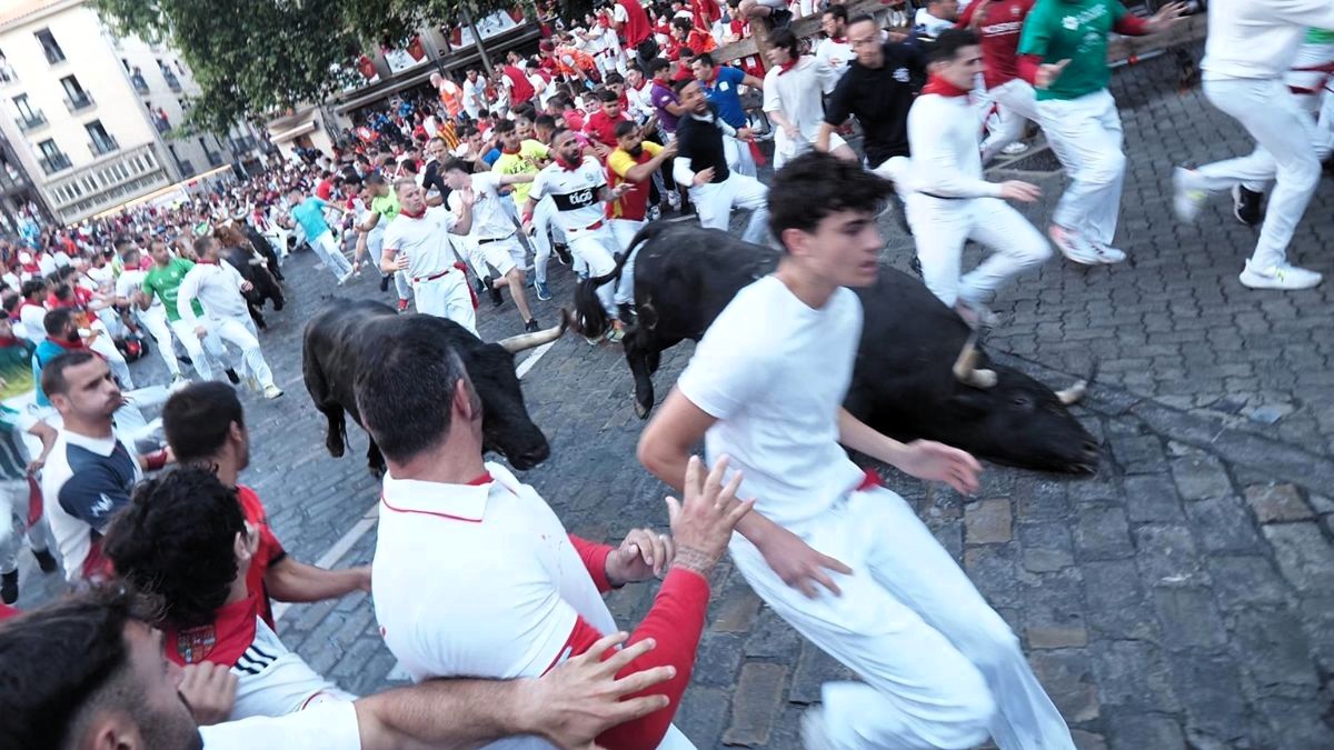 Veloz y peligroso penúltimo encierro con tres heridos corneados por los toros