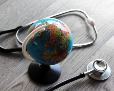 Las infecciones son la primera causa de morbilidad durante los viajes y producen hasta un 3% de la mortalidad