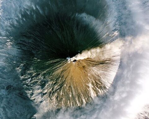 Entra en erupción un segundo volcán en el este de Rusia tras el superterremoto de magnitud 8,8