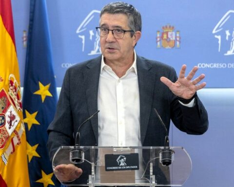 El PSOE no aclara el alcance del pacto con Junts para obligar a grandes empresas a atender en catalán en todo el país