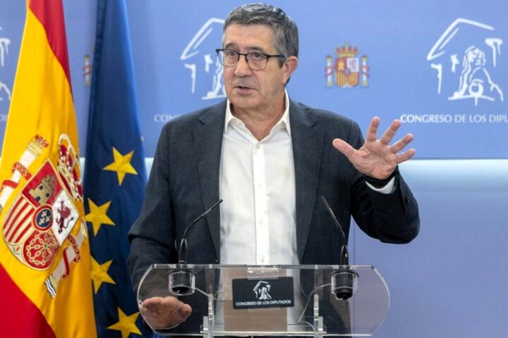 El PSOE no aclara el alcance del pacto con Junts para obligar a grandes empresas a atender en catalán en todo el país