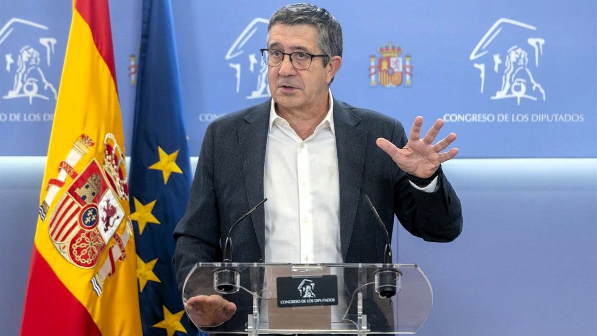 El PSOE no aclara el alcance del pacto con Junts para obligar a grandes empresas a atender en catalán en todo el país